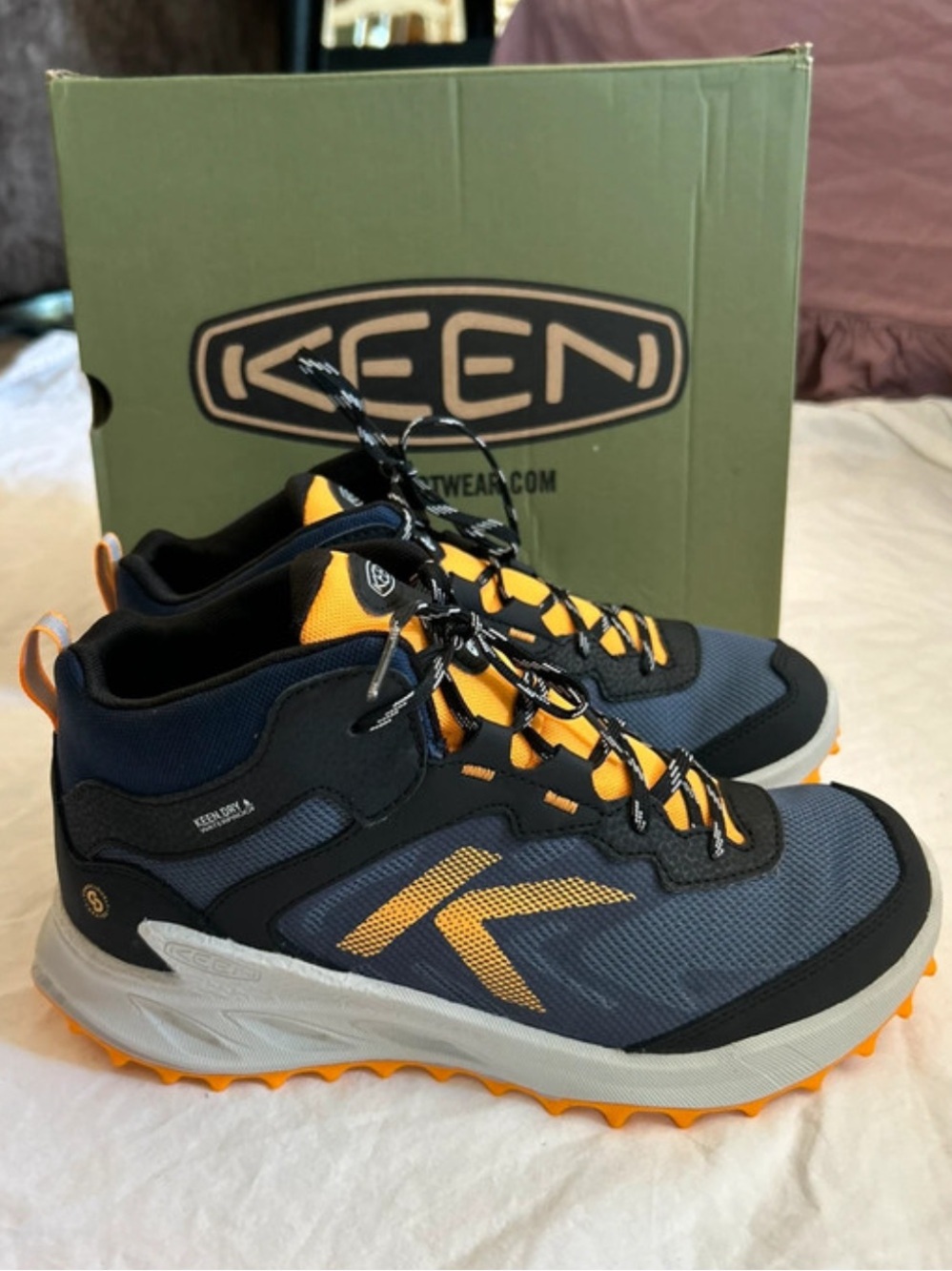 KEEN Zionic Mid Waterproof Hiking Boots Youth 6 NWT